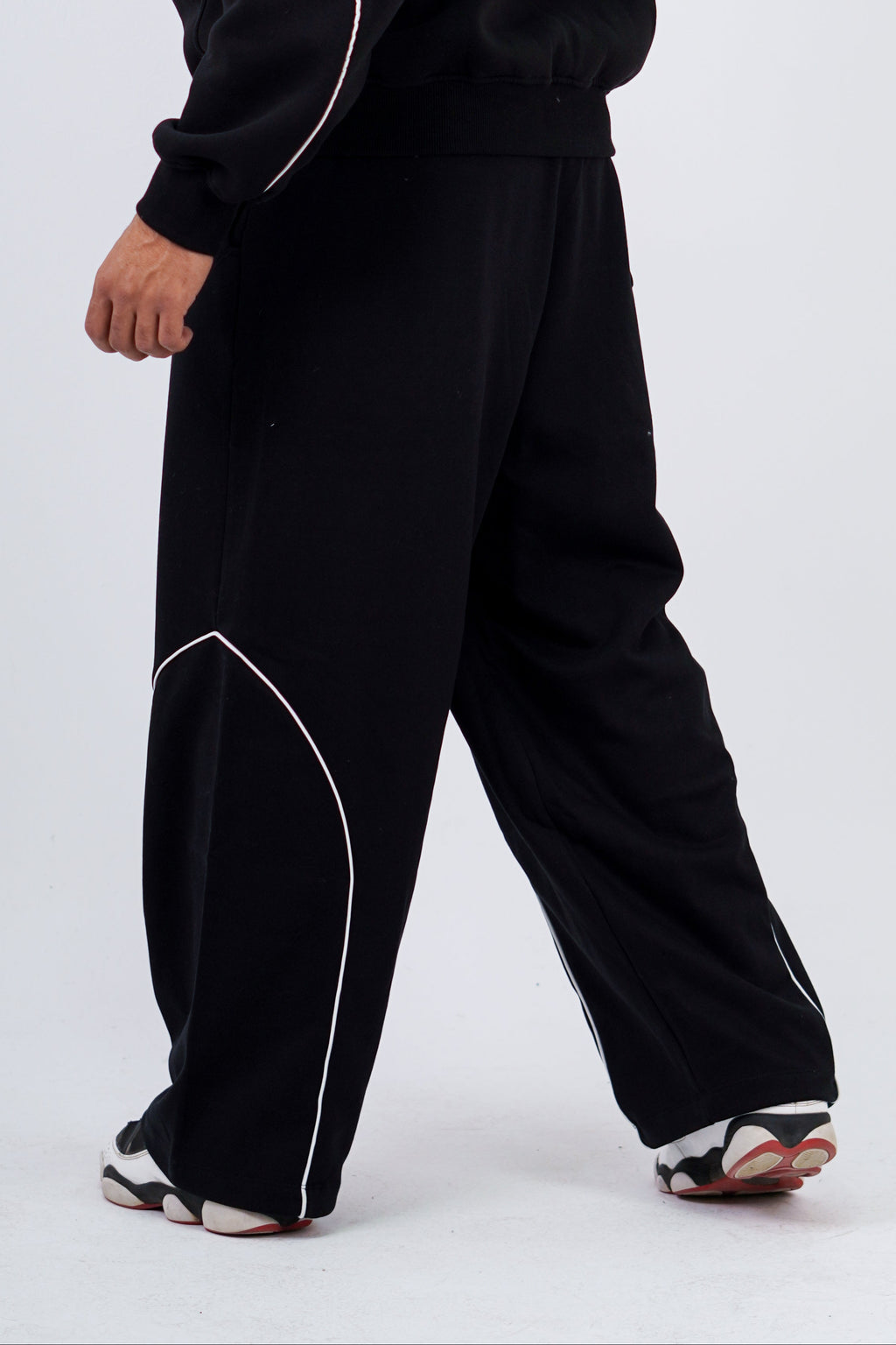 BLACK-SWEATPANTS