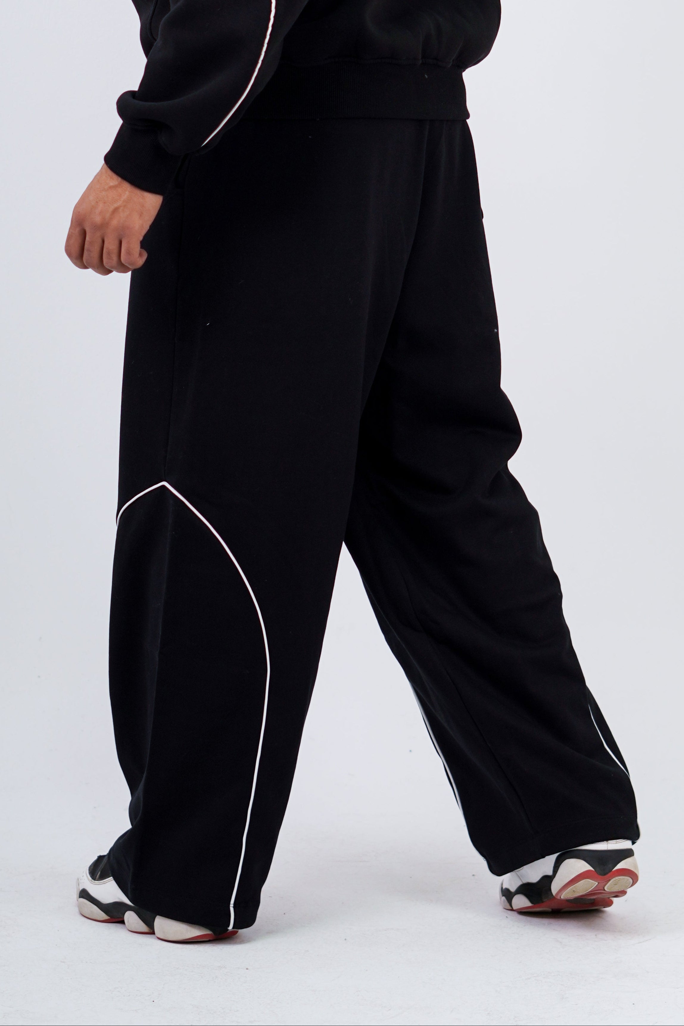 BLACK-SWEATPANTS